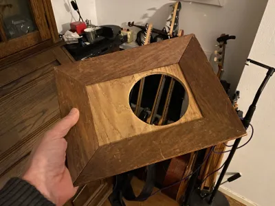 The door with a nice oak edge, and a 11cm circular gap to put the trunk through, later. All wood is glued together with epoxy.